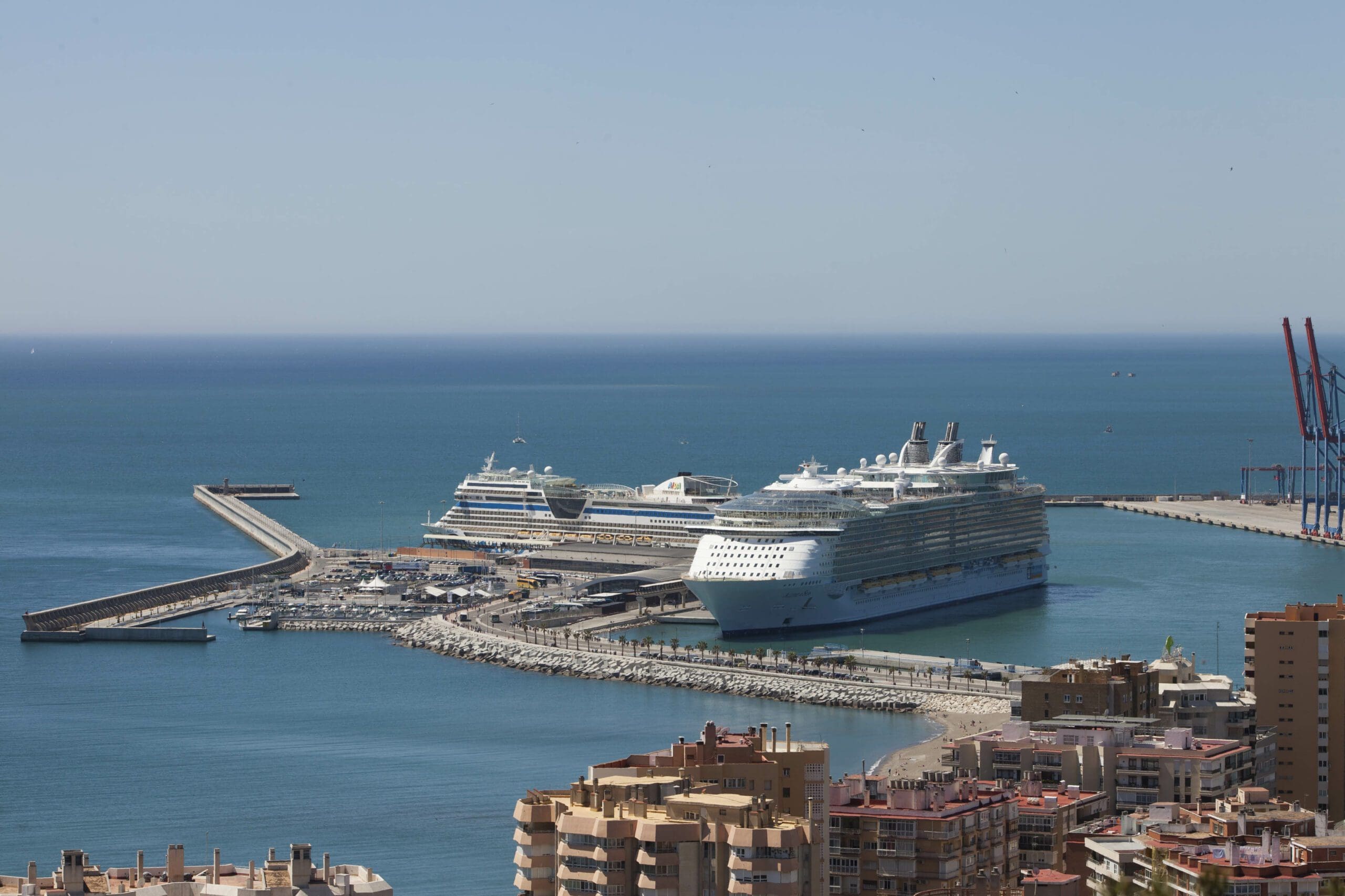 Allure-of-the-Seas-y-AIDAsol-en-el-Puerto-de-Málaga