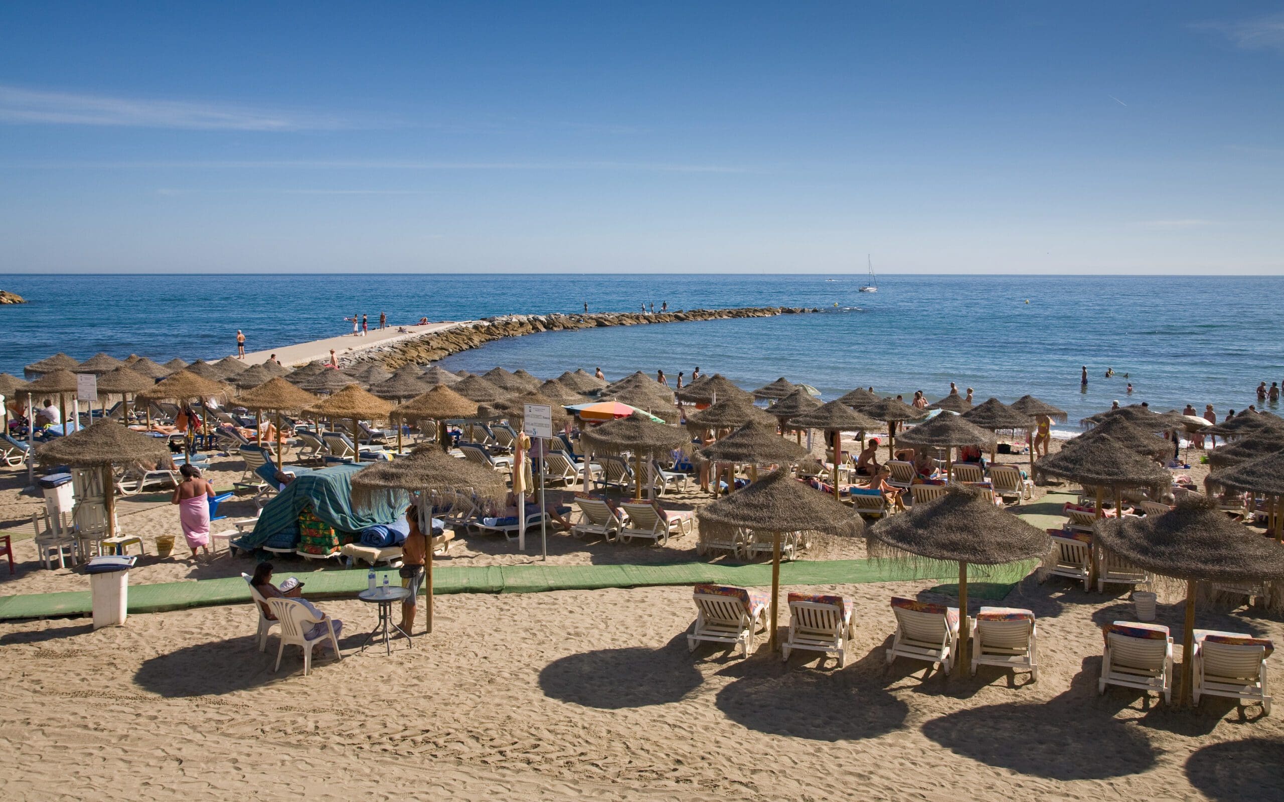 Marbella_Beach,_Costa_Del_Sol,_Spain_-_Sept_2008
