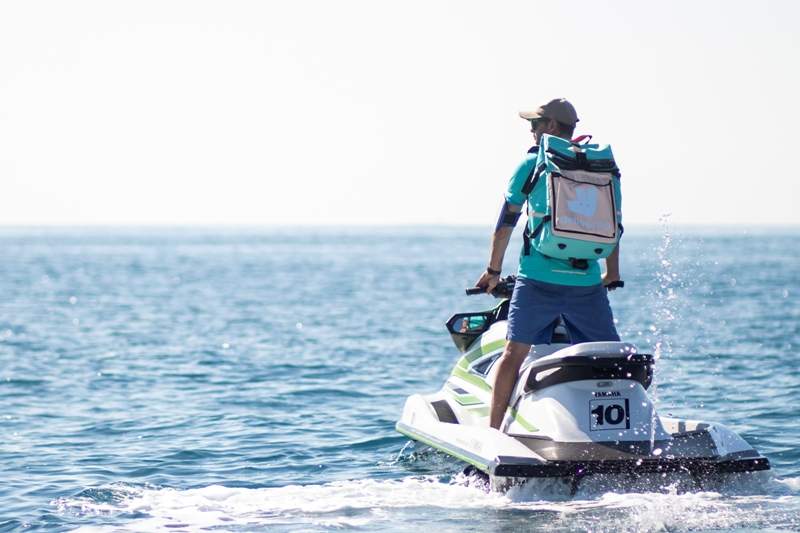 L_105651_deliveroo-motos-acuaticas