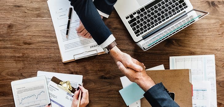 dos-hombres-estrechan-manos-728