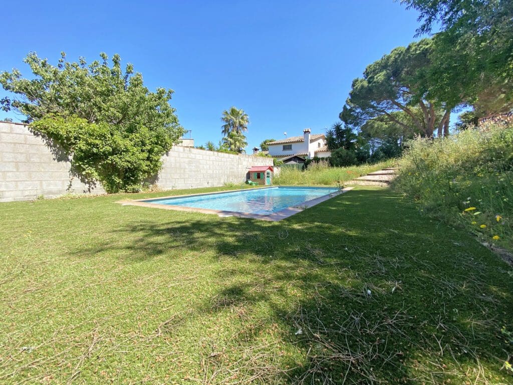 Ferme du XVE siècle à Mas Trempat, Sant Feliu de Guíxols : Jardin et piscine