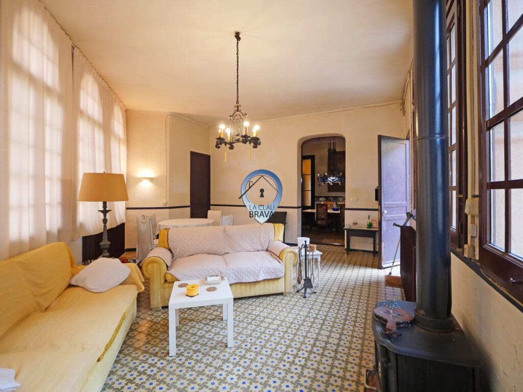 Maison moderniste à Caldes de Malavella : salon