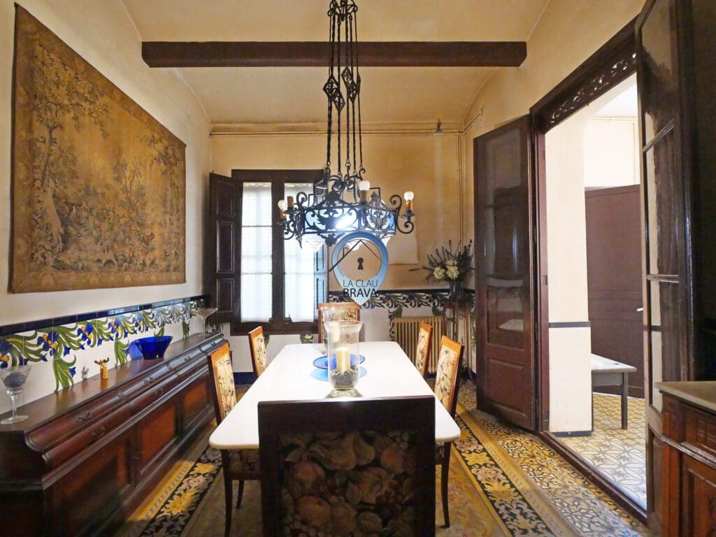 Maison moderniste à Caldes de Malavella : salle à manger