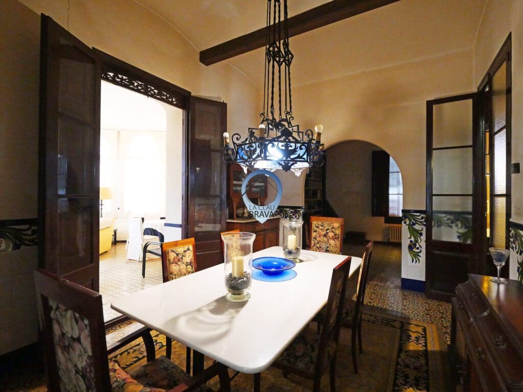 Maison moderniste à Caldes de Malavella : salle à manger